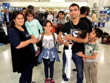 Nafia Bedredin,de nacionalidad iraqui, con su mujer y sus cuatro hijos en el aeropuerto de Atenas