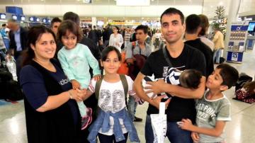 Nafia Bedredin,de nacionalidad iraqui, con su mujer y sus cuatro hijos en el aeropuerto de Atenas
