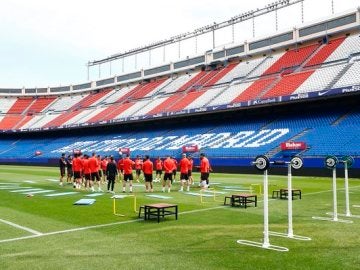 Los jugadores del Atlético se ejercitan en el Calderón