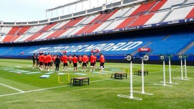 El Atlético de Madrid retrasó su viaje a Milán y entrenó en el Vicente Calderón