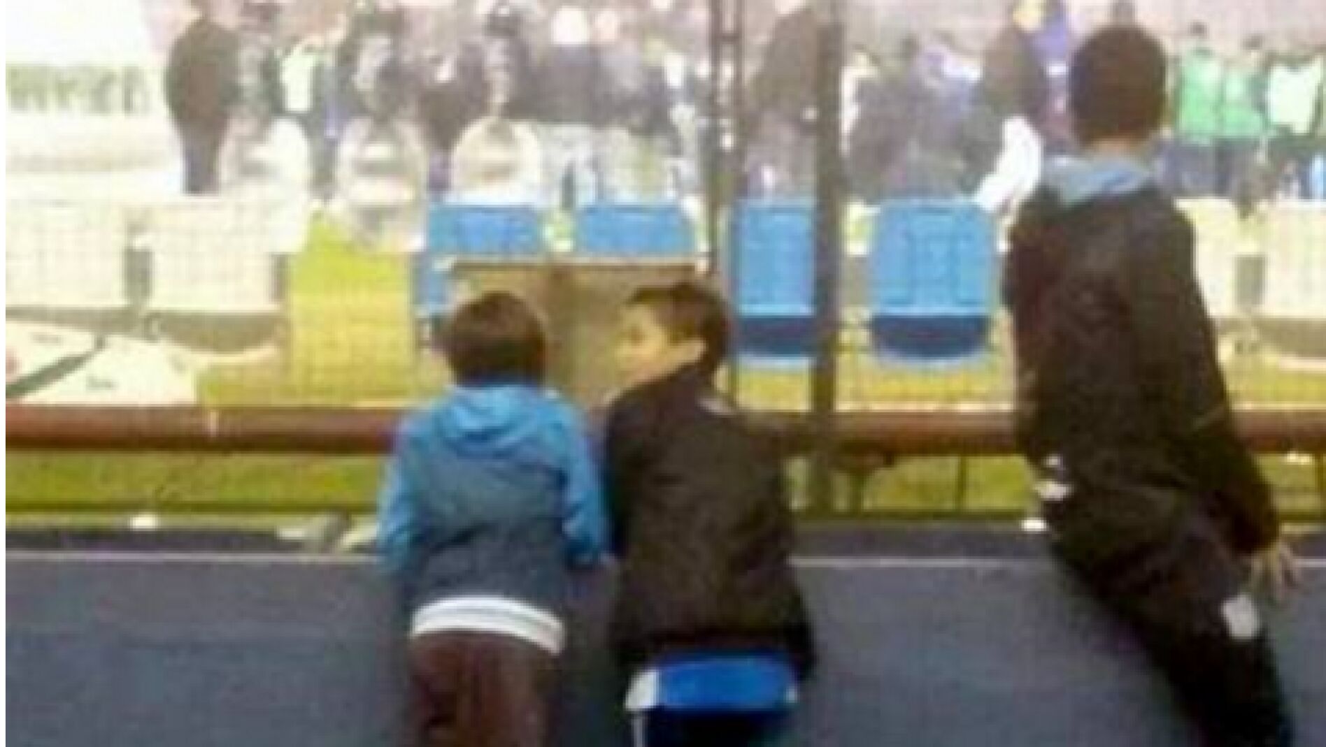 Santi y su amigo viendo la despedida de Diego Milito