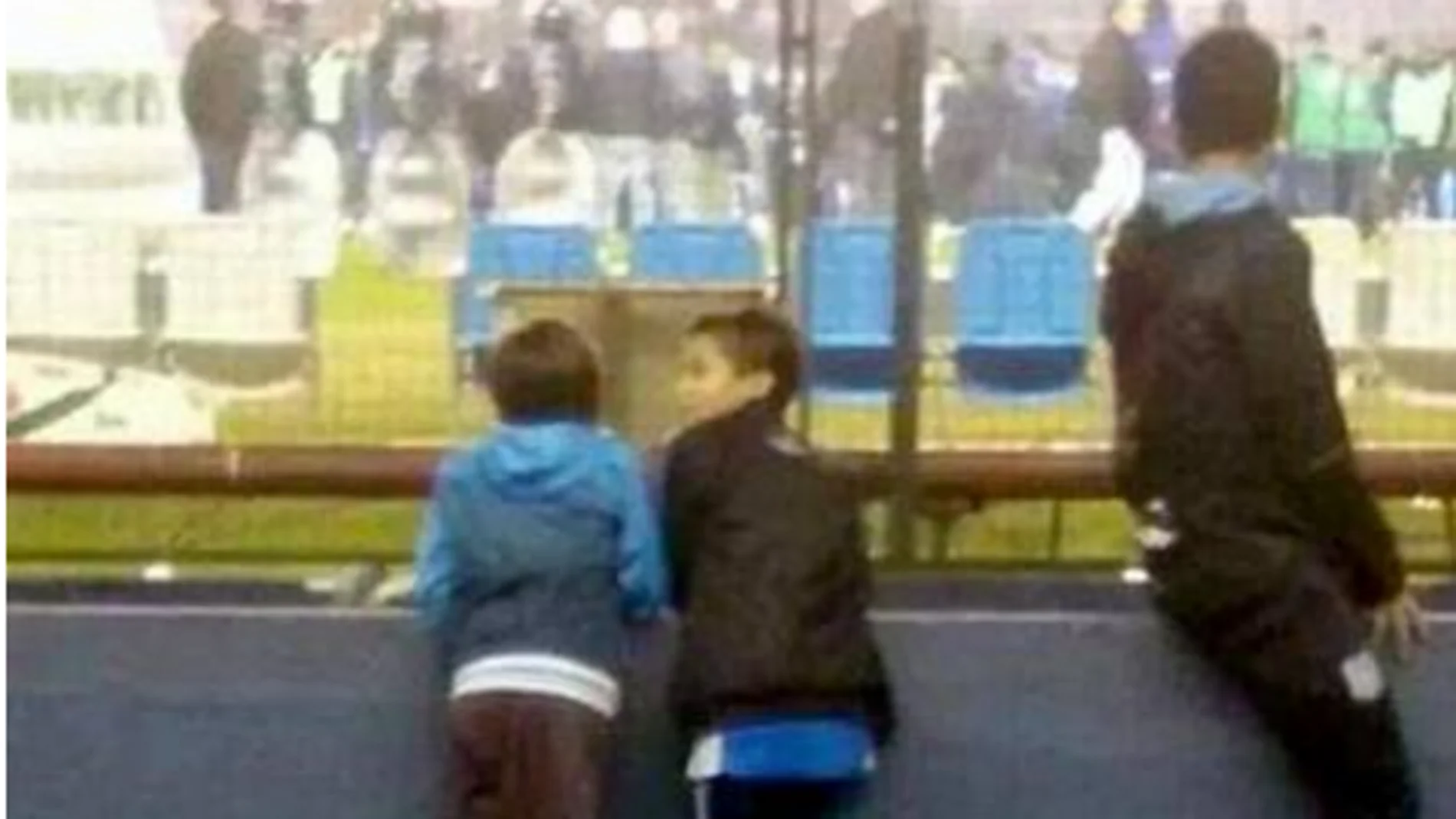 Santi y su amigo viendo la despedida de Diego Milito Santi y su amigo viendo la despedida de Diego Milito
