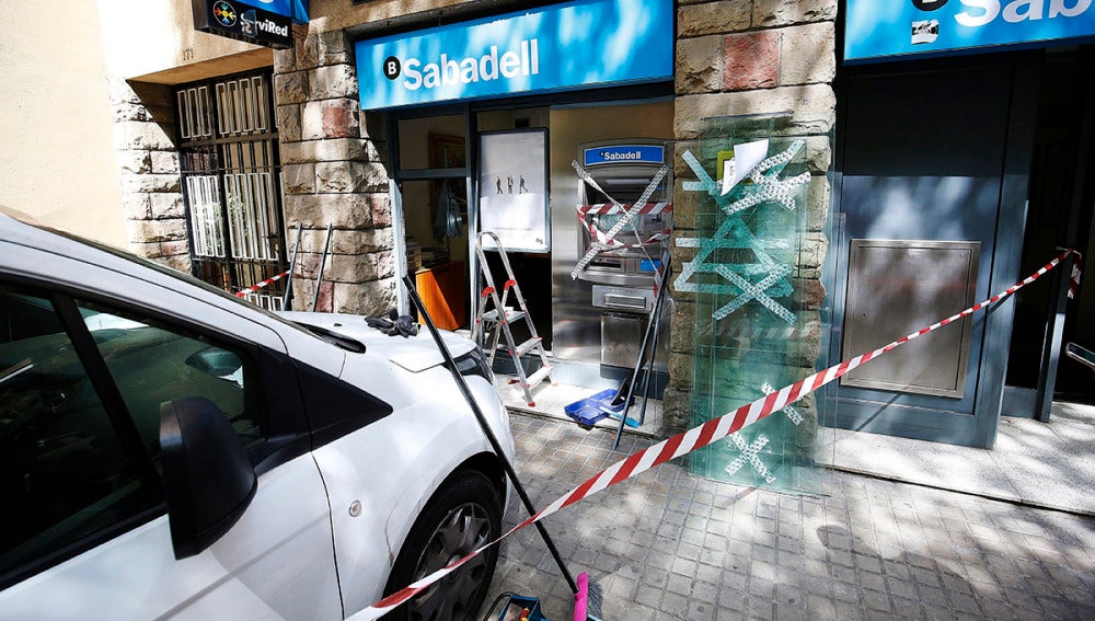 Daños en el banco tras la manifestación