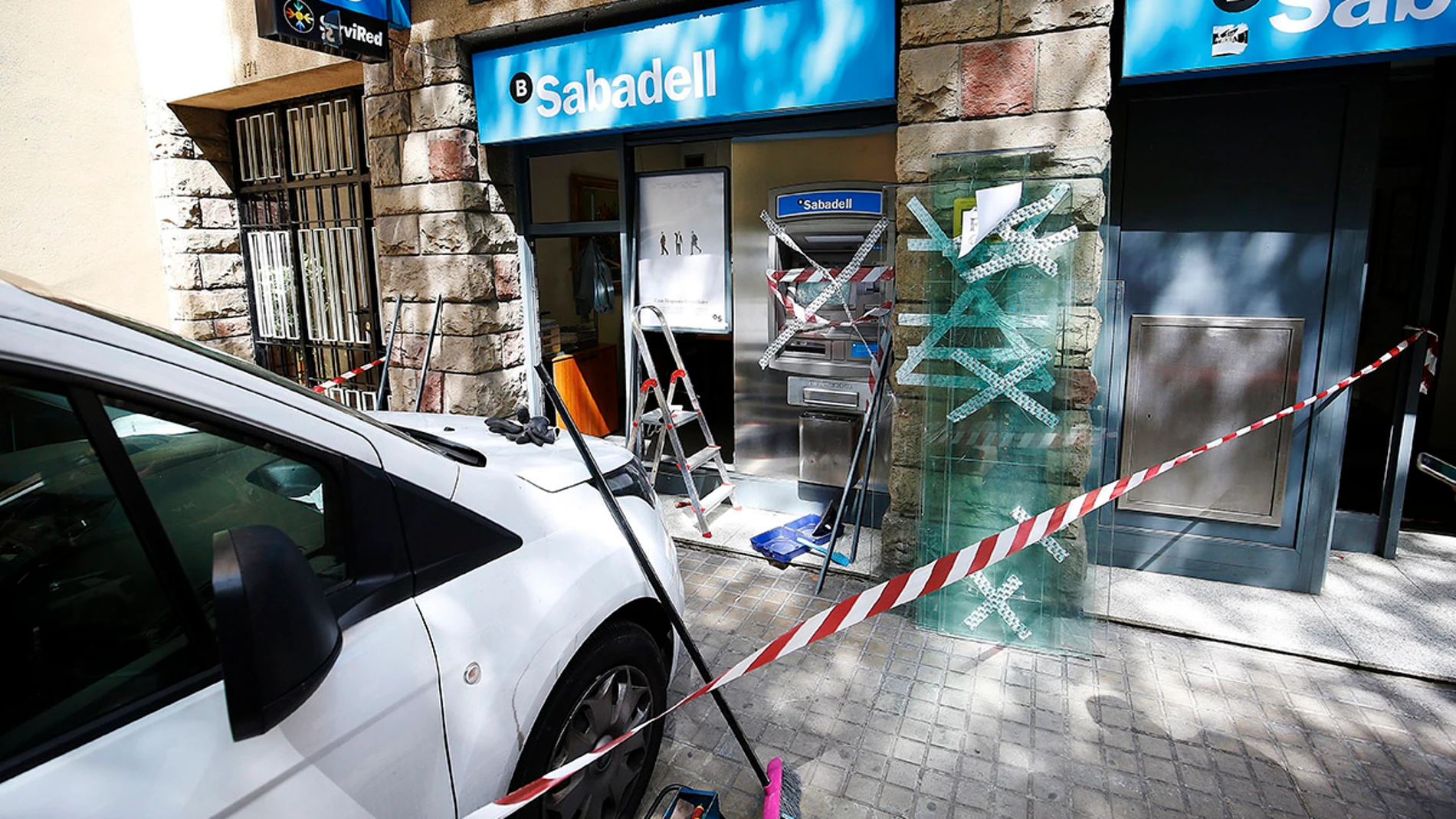Daños en el banco tras la manifestación Daños en el banco tras la manifestación