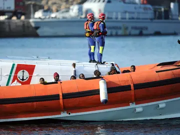 Un barco de la Guardia Costera italiana Un barco de la Guardia Costera italiana