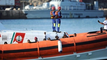 Un barco de la Guardia Costera italiana