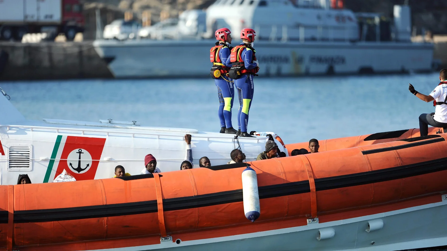 Un barco de la Guardia Costera italiana Un barco de la Guardia Costera italiana
