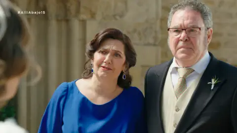 "¿Quieres hacerme el honor de casarte con mi hijo?" "¿Quieres hacerme el honor de casarte con mi hijo?"