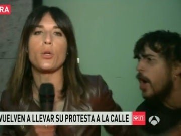 Blanca Basiano, hostigada por un manifestante