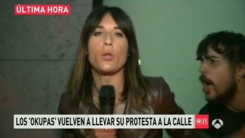 Blanca Basiano, hostigada por un manifestante