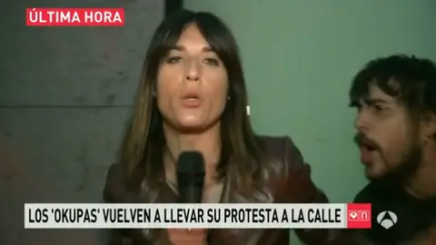 Blanca Basiano, hostigada por un manifestante Blanca Basiano, hostigada por un manifestante