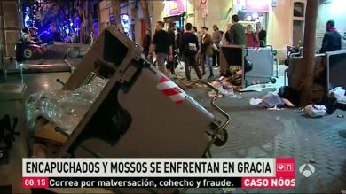 Incidentes entre manifestantes y Policía en el desalojo de un banco en Barcelona
