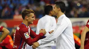 Griezmann y Cristiano se saludan antes de empezar el partido Griezmann y Cristiano se saludan antes de empezar el partido