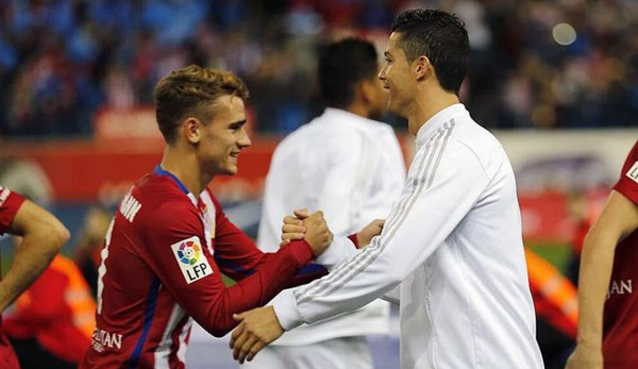 Griezmann y Cristiano se saludan antes de empezar el partido
