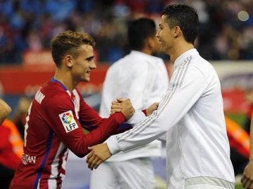 Griezmann y Cristiano se saludan antes de empezar el partido