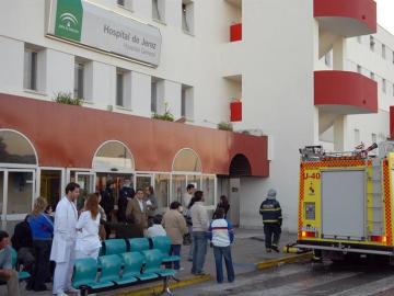 Pacientes, bomberos y personal sanitario permanecen en el exterior del hospital