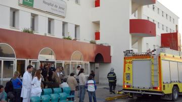 Pacientes, bomberos y personal sanitario permanecen en el exterior del hospital