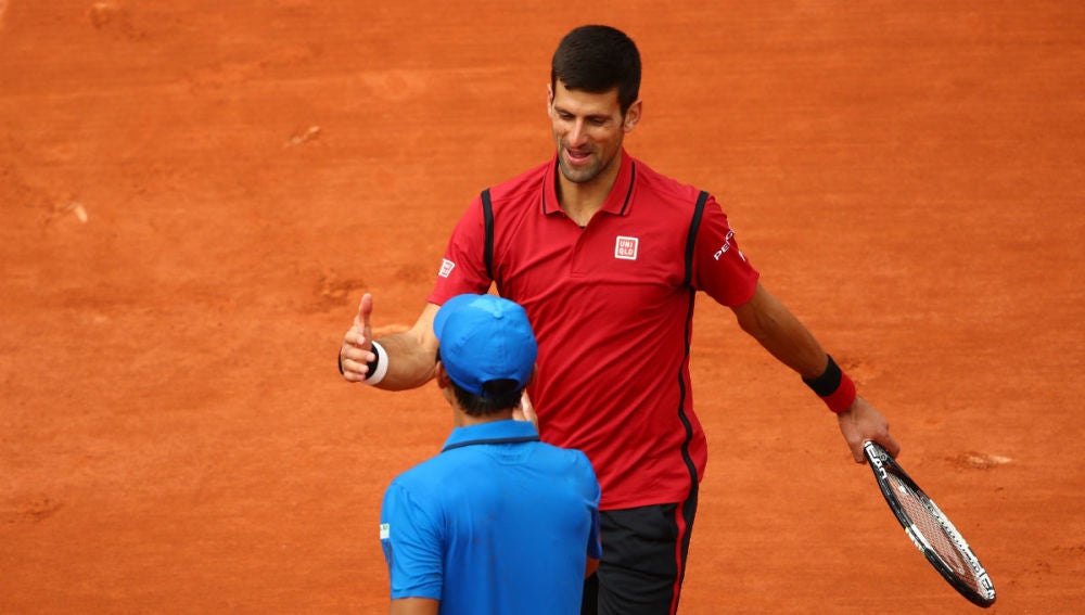 Djokovic saluda a Yen-Hsun Lu tras la victoria