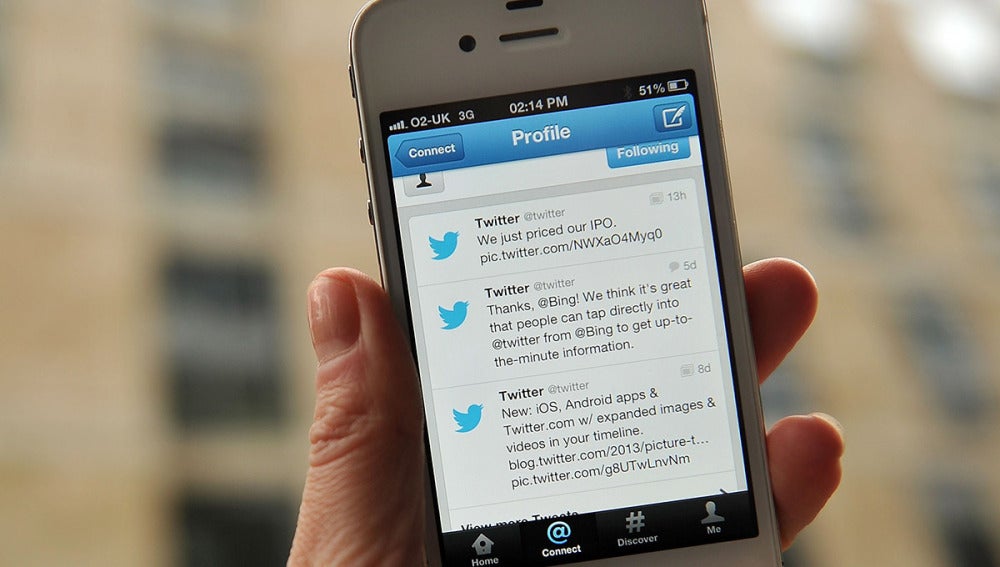 Pantalla de un iPhone con una conversación de Twitter