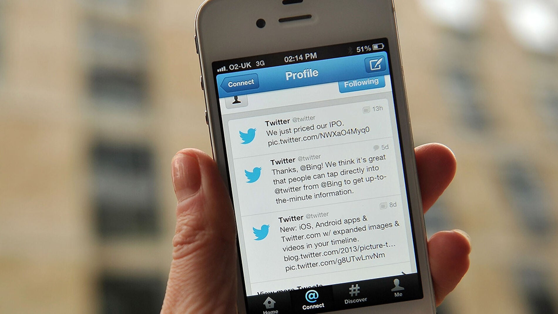 Pantalla de un iPhone con una conversaci&oacute;n de Twitter