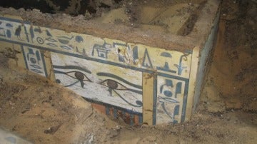 Uno de los ataúdes encontrados por los arqueólogos españoles