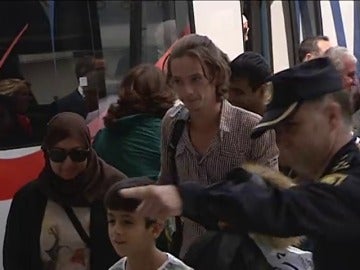 Frame 6.057902 de: Parte hacia Madrid desde Grecia el primer grupo de refugiados que acoge España