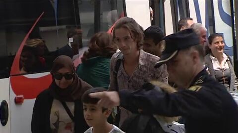 Frame 6.057902 de: Parte hacia Madrid desde Grecia el primer grupo de refugiados que acoge Espa&ntilde;a