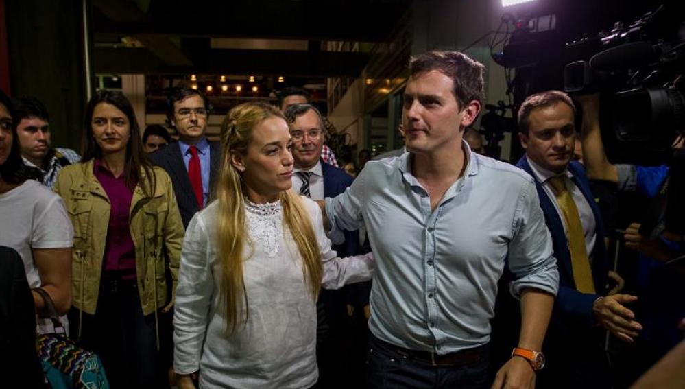 Rivera recibido por la esposa del venezolano Leopoldo Lopez, Lilian Tintori.