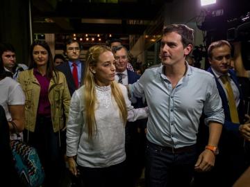  Rivera recibido por la esposa del venezolano Leopoldo Lopez, Lilian Tintori.