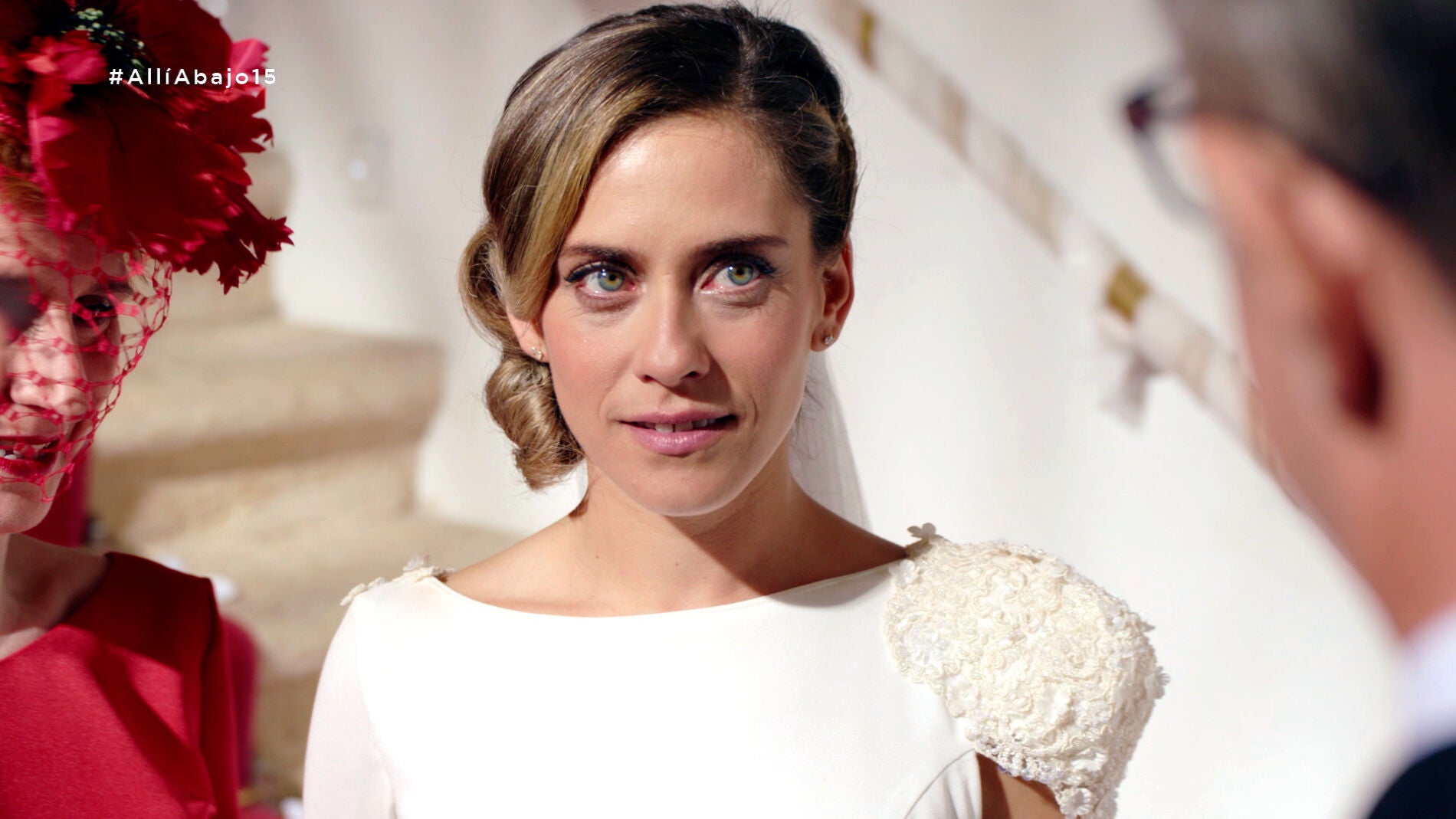 Carmen mira con complicidad a sus dos padres