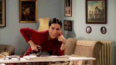 ¿Qué actor provoca las risas de todos al quedarse encerrado?