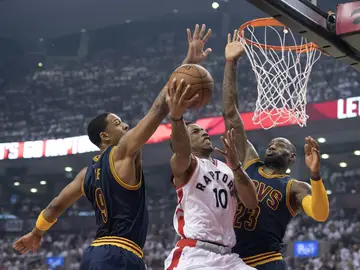 DeMar DeRozan entra a canasta ante la defensa de LeBron James y Frye DeMar DeRozan entra a canasta ante la defensa de LeBron James y Frye