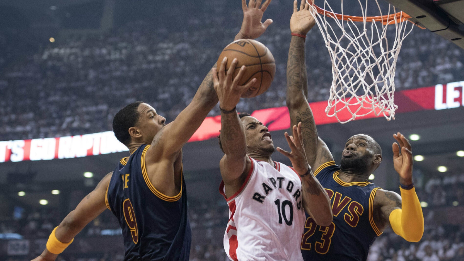 DeMar DeRozan entra a canasta ante la defensa de LeBron James y Frye