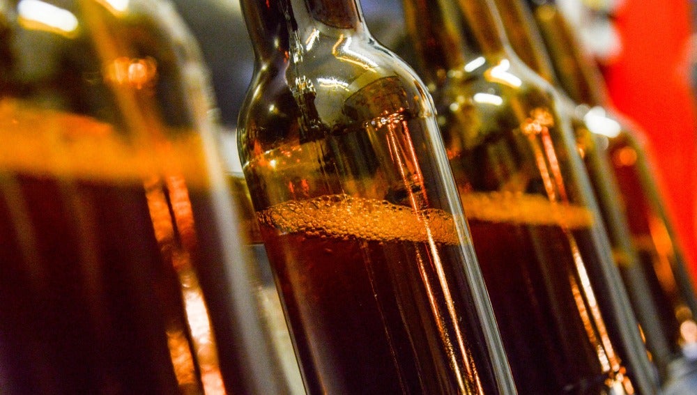 Botellines de cerveza en una fábrica.