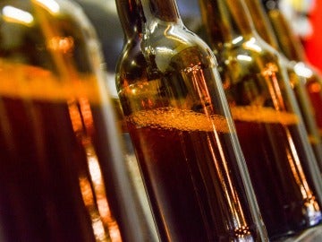 Botellines de cerveza en una fábrica.