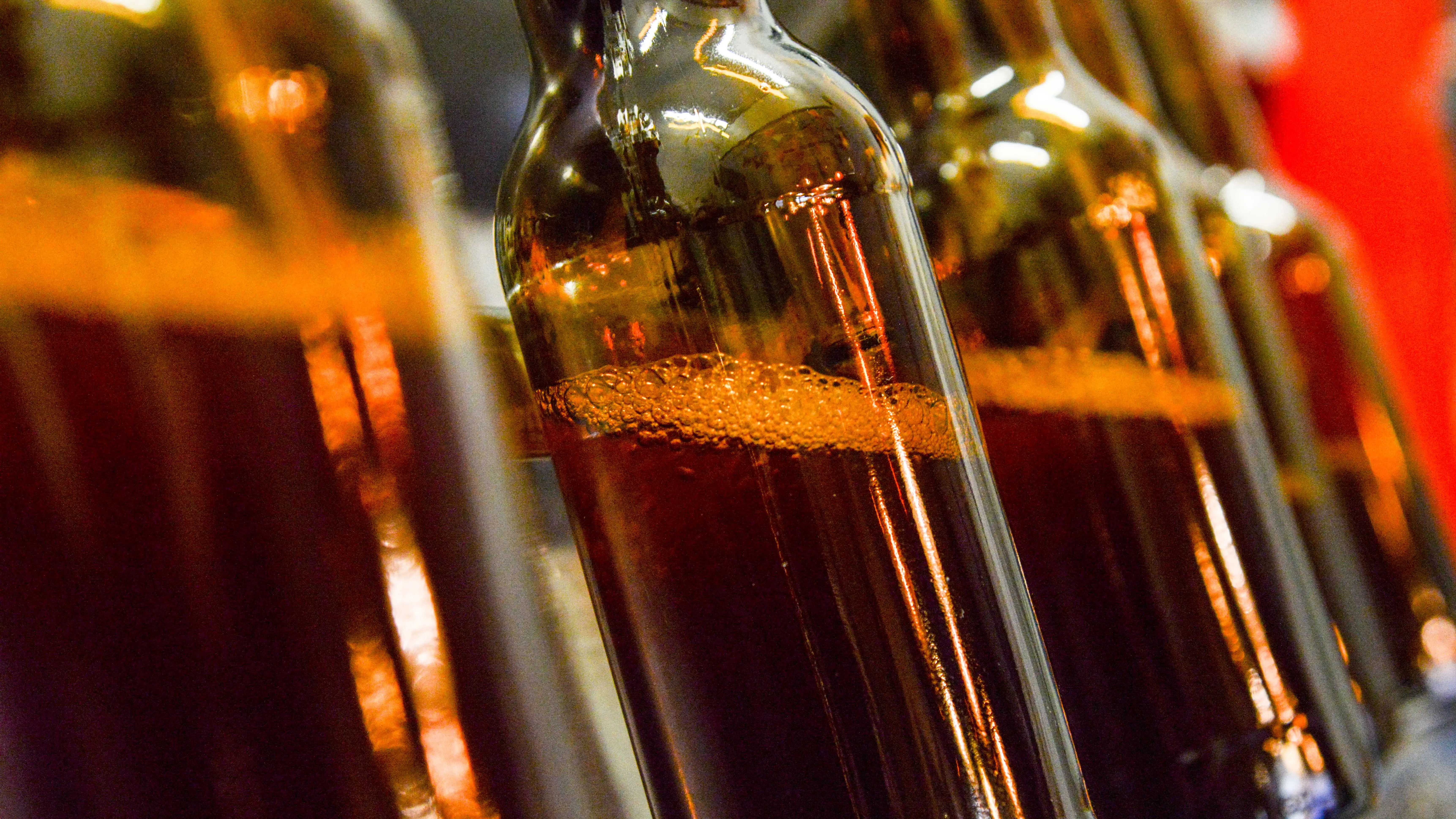 Botellines de cerveza en una fábrica. Botellines de cerveza en una fábrica.