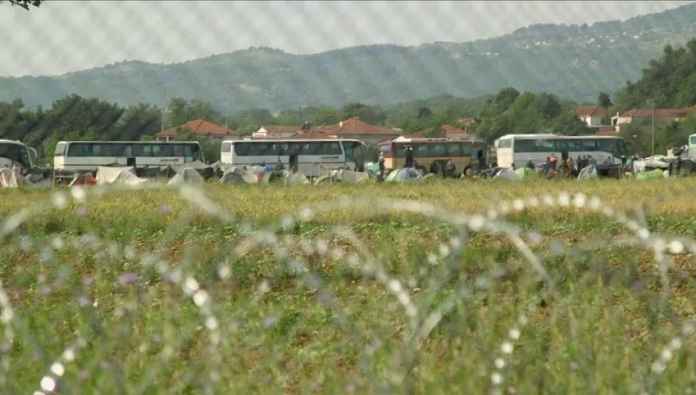 Frame 12.216876 de: La policía griega comienza a desalojar el campamento de Idomeni donde hay más de 8.400 refugiados
