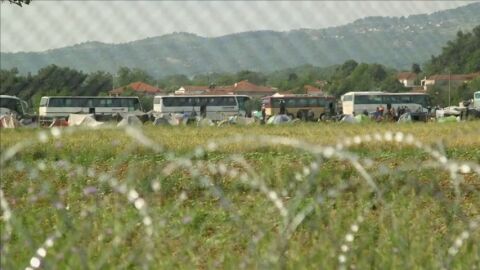 Frame 12.216876 de: La polic&iacute;a griega comienza a desalojar el campamento de Idomeni donde hay m&aacute;s de 8.400 refugiados