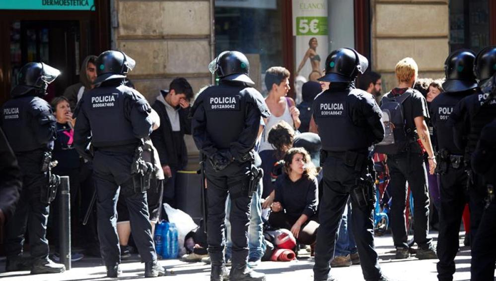 Los Mossos d'Esquadra actúan contra una protesta en Barcelona.