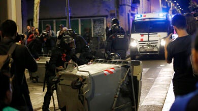 Nueva noche de enfrentamientos en Gràcia por el desalojo del 