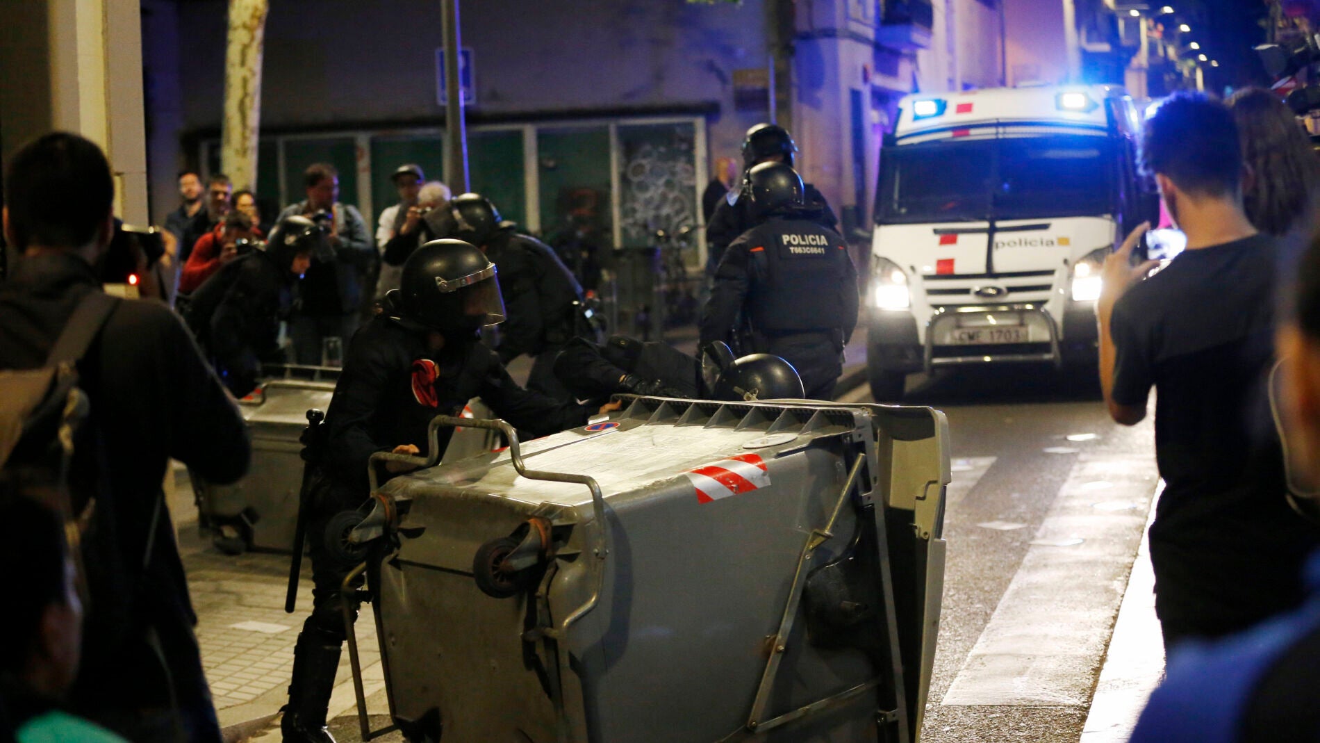 Disturbios en el barrio barcelon&eacute;s de Gr&agrave;cia.