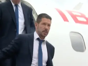 Simeone, bajando de un avión Simeone, bajando de un avión