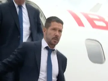 Simeone, bajando de un avión Simeone, bajando de un avión