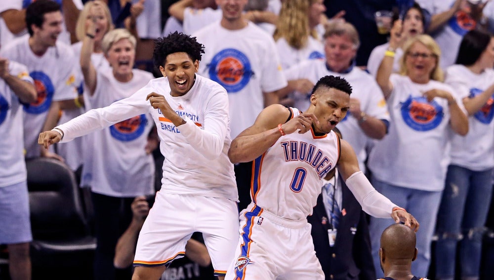 Russell Westbrook celebra con Cameron Payne la victoria de los Thunder