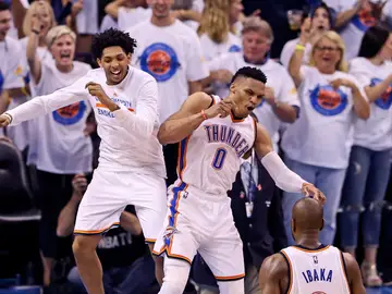 Russell Westbrook celebra con Cameron Payne la victoria de los Thunder Russell Westbrook celebra con Cameron Payne la victoria de los Thunder