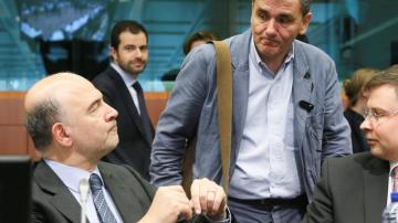 El comisario de Asuntos Económicos, Pierre Moscovici, conversa con el ministro giego Euclides Tsakalotos.