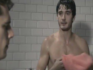 Iván y Marcos en las duchas de 'El Internado'