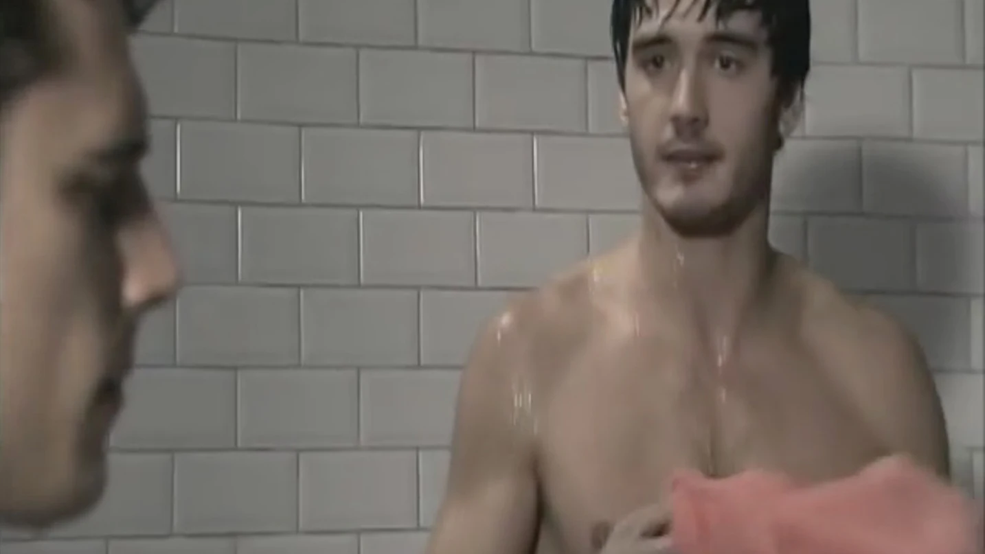 Iván y Marcos en las duchas de 'El Internado'