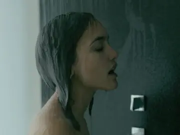 Megan Montaner en la ducha Megan Montaner en la ducha