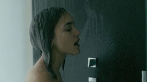 Megan Montaner en la ducha